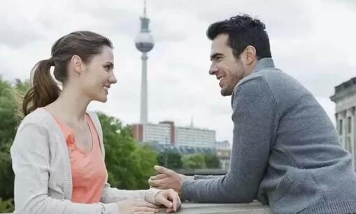 不会聊天不会找话题怎么追女生?让她喜欢你 不会聊天不会找话题怎么追女生?让她喜欢你第2张